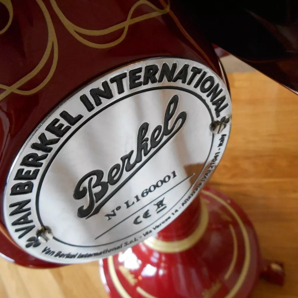 Слайсер Berkel Flywheel (Volano) L16 красный на подставке